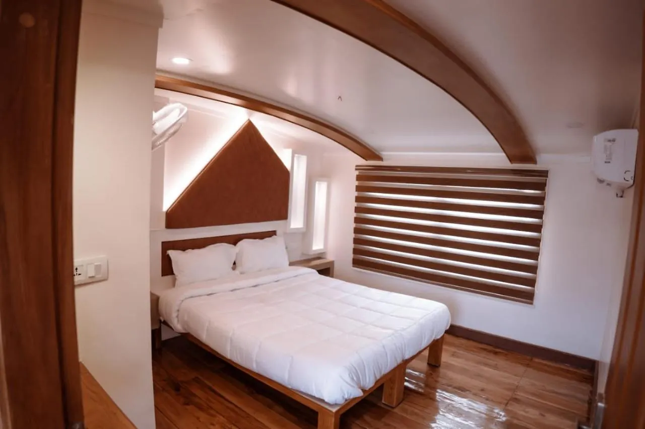 Honeymoon Houseboat Hotel Alappuzha 3*,  India