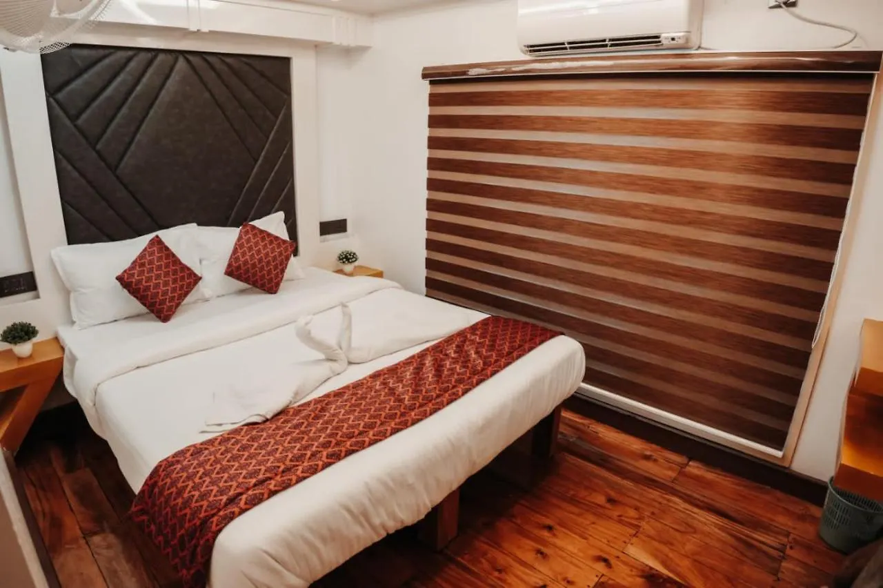 Honeymoon Houseboat Hotel Alappuzha Botel