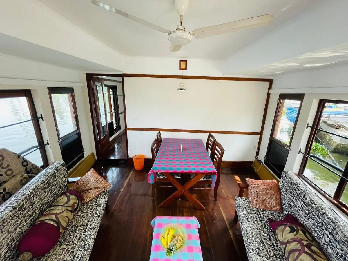 Honeymoon Houseboat Hotel Alappuzha